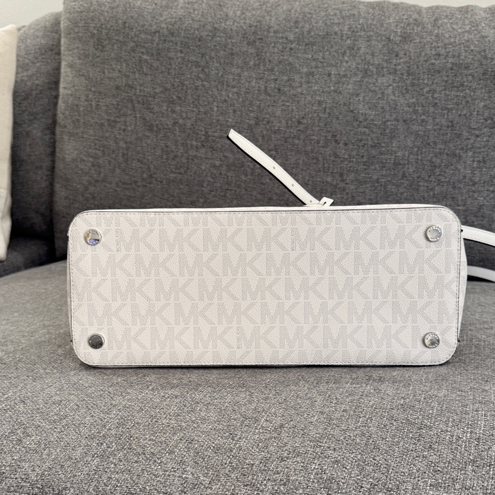 Michael Kors Monogram White Satchel - Picture 5 of 11